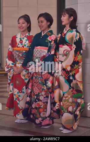tre donne giapponesi in abiti tipici sorridenti alla macchina fotografica Foto Stock