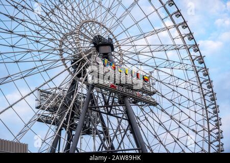Osaka, Giappone - 13 Dicembre 2019 : Ruota Rossa Di Osaka, Primo Piano, Vista Ad Angolo Basso Foto Stock