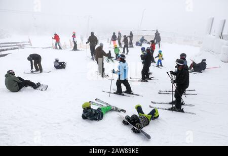 Oberwiesenthal, Germania. 07th Feb, 2020. Numerosi appassionati di sport invernali iniziano le discese dalla cima del Fichtelberg. Lo stesso giorno le vacanze invernali di due settimane iniziano in Sassonia. Dopo le giornate calde e piene di pioggia, le stazioni sciistiche sassone sperano di nuovo per il freddo e la neve. Credito: Jan Woitas/Dpa-Zentralbild/Dpa/Alamy Live News Foto Stock