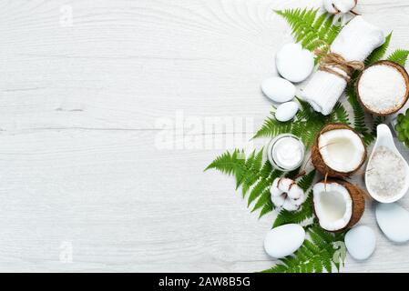 Cosmetici di cocco e olio di cocco. Il concetto di cosmetici e spa. Vista dall'alto. Spazio libero di copia. Foto Stock
