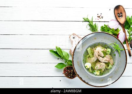 Zuppa di Quail con uova e uova strapazzate. Vista dall'alto. Spazio libero per il testo. Foto Stock
