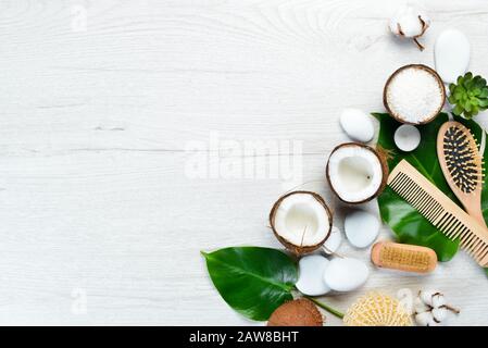 Cosmetici di cocco e olio di cocco. Il concetto di cosmetici e spa. Vista dall'alto. Spazio libero di copia. Foto Stock