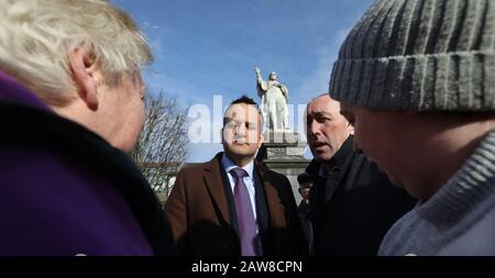 Tullow, Carlow, Irlanda. 6/Febbraio/2020 Elezioni Generali Irlandesi. Sotto l'ombra della statua dell'eroe del 1798 Padre Murphy, Taoiseach e il leader di fine Gael Leo Varadkar, e il candidato locale Pat Deering, ascoltare i vincoli di due elettori locali riguardo al servizio sanitario durante una tela di Tulow nella contea di Carlow. Foto: Eamonn Farrell/Rollingnews.Ie/Alamy Live News Foto Stock