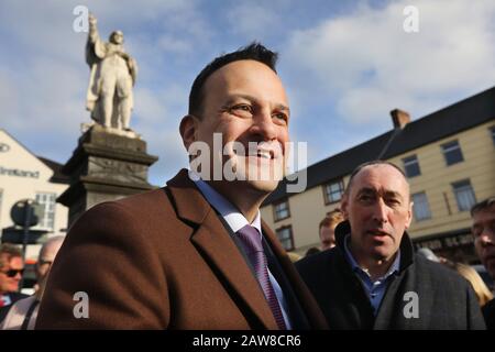 Tullow, Carlow, Irlanda. 6/Febbraio/2020 Elezioni Generali. Da sinistra a destra. Taoiseach e il leader di fine Gael Leo Varadkar, e il candidato locale Pat Deering, con la statua del 1798 eroe Padre Murphy sullo sfondo, durante una tela di Tulow nella contea di Carlow. Foto: Eamonn Farrell/Rollingnews.Ie/Alamy Live News Foto Stock