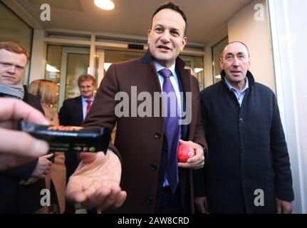 Tullow, Carlow, Irlanda. 6/Febbraio/2020 Elezioni Generali. Una mela in una mano e un bar di vinacce nell'altra. Taoiseach e il leader di fine Gael Leo Varadkar, con il candidato locale Pat Deering (a destra), come riceve sia un bar mars e una mela da consostituents, durante una tela di Tulow in County Carlow.Photo: Eamonn Farrell/RollingNews.ie/Alamy Live News. Foto Stock