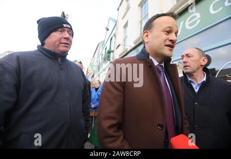 Tullow, Carlow, Irlanda. 6/Febbraio/2020. Elezioni Generali 2020. Un uomo (a sinistra) affronta Taoiseach e il leader di fine Gael Leo Varadkar, sullo scandalo CervicalCheck durante una tela di Tulow nella Contea di Carlow. Il candidato FG locale Pat Deery è sulla destra. Foto: Eamonn Farrell/Rollingnews.Ie/Alamy Live News. Foto Stock