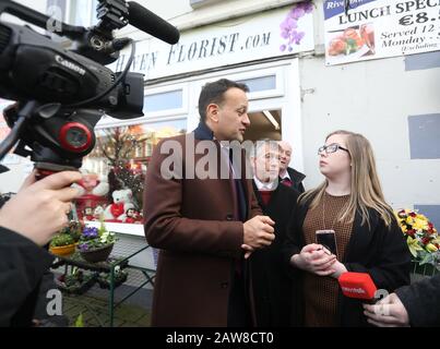 Tullow, Carlow, Irlanda. 6/Febbraio/2020 Generale Election2020. Taoiseach e il leader di fine Gael Leo Varadkar, risponde alle domande di 19yr Niamh Finn vecchio di Carlow, che ha chiesto perché dovrebbe votare fine Gael, quando getta il suo primo voto mai su Sabato, durante una tela di Tulow nella Contea di Carlow. Foto: Eamonn Farrell/Rollingnews.Ie/Alamy Live News Foto Stock