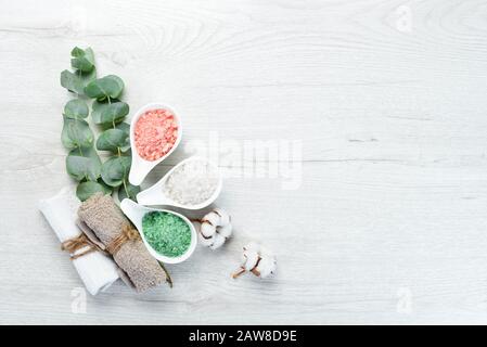 Sale marino aromatico colorato su un tavolo di legno bianco. Il concetto di cosmetici e spa. Vista dall'alto. Spazio libero di copia. Foto Stock