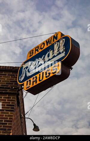 Brown Rexall Drugs firma lungo la Route 66 a McLean, Texas, Stati Uniti [Nessun rilascio di proprietà; disponibile solo per le licenze editoriali] Foto Stock
