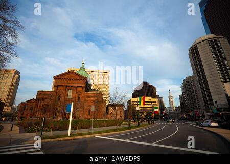 Cattedrale Basilica dei Santi Pietro e Paolo nel centro di Filadelfia su strada Foto Stock
