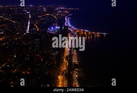 Vista del centro di Chicago sull'autostrada interstate 41 di notte con spiaggia Di Cemento sul lago Michigan Foto Stock