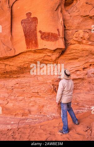 Pictotraph coronato in figura, antropomorfo in stile Barrier Canyon, alcova di roccia vicino all'area picnic di Hog Springs, Bicentennial Highway, Colorado Plateau, Utah Foto Stock