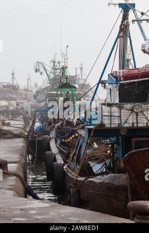 Vecchie barche di legno, utilizzate principalmente per la pesca, nel famoso porto tradizionale di Essaouira, Marocco. Foto Stock