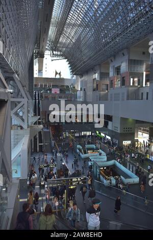 Persone che camminano alla stazione ferroviaria di Kyoto Foto Stock