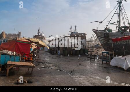 Vecchie barche di legno, utilizzate principalmente per la pesca, nel famoso porto tradizionale di Essaouira, Marocco. Foto Stock
