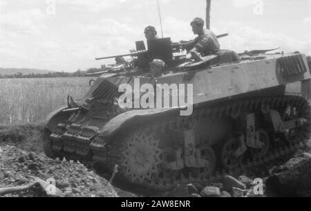 Azione con i carri armati a Toba e dintorni [Recce M3 Stuart Tank] Annotazione: Tank chiamato 'Breda' [2nd Squadron Vechtwagens] Data: Marzo 1949 luogo Indonesia, Indie orientali olandesi, Sumatra Foto Stock