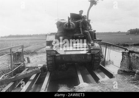 Azione con carri armati a Toba e dintorni M3 Stuart Tank corre su un ponte riparato realizzato localmente Annotation: [2nd Squadron Vechtwagens] Date: March 1949 Location: Indonesia , Java, Dutch East Indies, solo Foto Stock