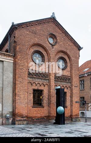 Danimarca Copenhagen Biblioteca universitaria. Storico edificio di mattoni rossi costruito 1857-1861 progettato dall architetto Johan Daniel Herholdt su Fiolstraede Foto Stock