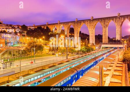 Lisbona - gennaio 2019, Portogallo: Vista serale dello storico acquedotto di Lisbona (Aqueduto das Aguas Livres), stazione ferroviaria 'Campolide' Foto Stock