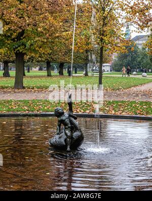 La scultura in bronzo Boy on the Swan Fountain del ragazzino in sella a un cigno dello scultore H e Freund nel Giardino del Re al Castello di Rosenborg, Copenaghen Foto Stock