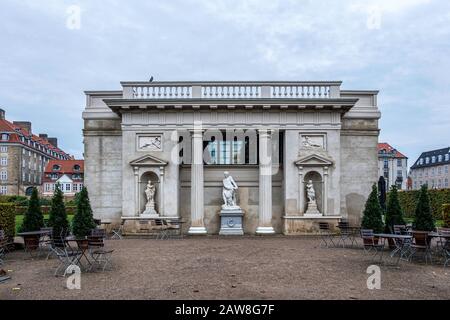 L'Hercules Pavilion e' un ex padiglione reale costruito in stile neoclassico ed ora usato come caffetteria nei Giardini del Castello di Rosenborg, Copenhagen Foto Stock