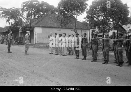 Il ritiro delle truppe olandesi Intorno all'Indonesia sono ora le aree di pattuglia olandesi, a volte in intere regenze contemporaneamente, il T.N.I. trasferito. Al piccolo avamposti si fa il trasferimento una piccola cerimonia, come la stiratura della bandiera olandese e l'argano la bandiera repubblicana. Trasferimento di un post Bojolali in Java Centrale. Annotazione: Colonnello J.H.M.U.L.E. OHL, in piedi accanto al gruppo di ufficiali Republeinse porta il saluto. Accanto a lui si trova il Lt. Col. Slamet Riyadi. Sull'estrema sinistra (dietro il capitano) è il comandante i KNIL Fanteria D.J. ter Haar (o W. Linck) Data: 10 novembre 1949 luogo: Indonesi Foto Stock