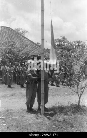 Il ritiro delle truppe olandesi Intorno all'Indonesia sono ora le aree di pattuglia olandesi, a volte in intere regenze contemporaneamente, il T.N.I. trasferito. Al piccolo avamposti si fa il trasferimento una piccola cerimonia, come la stiratura della bandiera olandese e l'argano la bandiera repubblicana. Trasferimento Di Un Post Bojolali In Java Centrale Data: Novembre 1949 Luogo: Indonesia, Java, Indie Orientali Olandesi Foto Stock