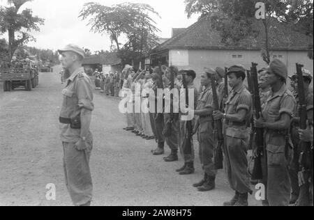 Il ritiro delle truppe olandesi Intorno all'Indonesia sono ora le aree di pattuglia olandesi, a volte in intere regenze contemporaneamente, il T.N.I. trasferito. Al piccolo avamposti si fa il trasferimento una piccola cerimonia, come la stiratura della bandiera olandese e l'argano la bandiera repubblicana. Un capitano KNIL e il suo stato maschile presero il posto, anche un gruppo di ufficiali TNI e il colonnello olandese J.H.M.U.L.E. Ohl. Un po' più avanti, tra l'altro, sulla polizia militare. Tutti portano un saluto militare al passaggio veicoli Annotation: In aggiunta Ohl is Lt. Col. Slamet Riyadi Date: November 10, 1949 Location: Indonesia, Java, Dutch East Indie Foto Stock