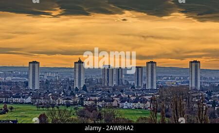 Glasgow, Scotland, UK, 7th February, 2020: UK Weather: Lovely Sky come la calma prima della tempesta Ciara wth un avvertimento ambra produce una vista insolita sulle torri di Scotstoun, campo da golf Knightswood e il sud della città. Copywrite Gerard Ferry/ Alamy Live News Foto Stock