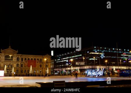 Helsinki, Finlandia - 21 gennaio 2020: La gente può imparare le iceskating di notte alla piazza alla stazione ferroviaria principale a Helsinki si trasforma in un parco ghiacciato Foto Stock