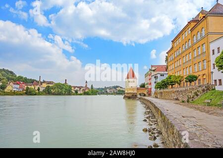 Il cosiddetto Schaiblingsturm all'Innkai è uno dei punti di riferimento di Passau Foto Stock