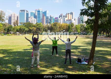 Tai Chi Asia; gruppo di persone di mezza età che fanno esercizio di Tai Chi nel Victoria Park, Hong Kong Island Hong Kong, Asia; esempio; stile di vita asiatico Foto Stock