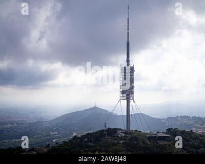 Torre de Collserola torre situata sulla collina Tibidabo nella Serra de Collserola in giornate nuvolose Foto Stock