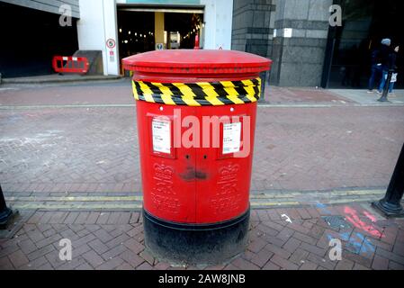 Londra, Inghilterra, Regno Unito. Contenitore montante / scatola montante chiuso con nastro adesivo Foto Stock