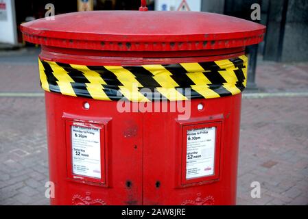 Londra, Inghilterra, Regno Unito. Contenitore montante / scatola montante chiuso con nastro adesivo Foto Stock
