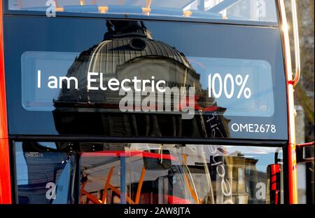 Londra, Inghilterra, Regno Unito. Autobus elettrico al 100% Optare in esposizione fuori dal centro QE2 di Westminster, febbraio 2020 Foto Stock