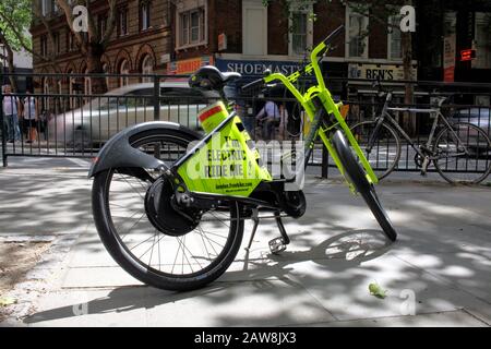 Una bici elettrica parcheggiata su Shaftesbury Avenue a Londra. Uno di molti fa parte di uno schema di condivisione delle biciclette senza dockless per promuovere viaggi a zero emissioni. Foto Stock