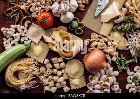 Collezione di pasta italiana su rustico tavolo in legno Foto Stock
