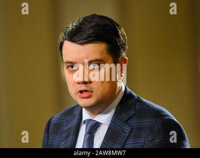 Relatore del Parlamento ucraino, Dmytro Razumkov parla con un giornalista a Kiev. Foto Stock