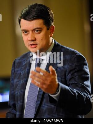 Relatore del Parlamento ucraino, Dmytro Razumkov parla con un giornalista a Kiev. Foto Stock