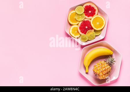 Frutti Tropicali e intere fette su piastre, vista dall'alto. Foto Stock