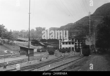 Dintorni Fort de Kock, Padang Panjang, Solok, Sawah Loento Il 10 gennaio 1949 il primo treno guidò di nuovo sotto la supervisione olandese di Solok a Sawah Loento (Sumatra). Ultima Tappa Carbone Sahwalunto Data: 10 Gennaio 1949 Luogo: Indonesia, Indie Orientali Olandesi, Sumatra Foto Stock