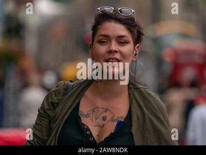 primo piano donna con tatuaggio Foto Stock