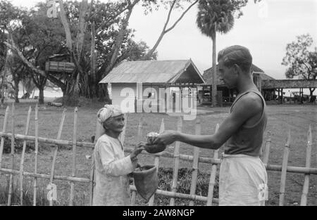 Da Singkarak a Padang Panjang [vecchia donna con soldato olandese] Annotazione: Sullo sfondo è albero casa / osservatorio per vedere Data: Gennaio 1949 luogo: Indonesia , Indie orientali olandesi, Sumatra Foto Stock