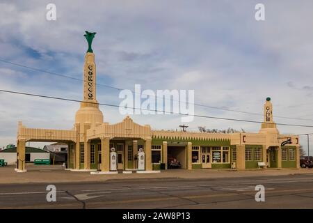 Art deco Tower Station e U-Drop Inn lungo la Route 66 a Shamrock, Texas, Stati Uniti [Nessuna release di proprietà; disponibile solo per le licenze editoriali] Foto Stock