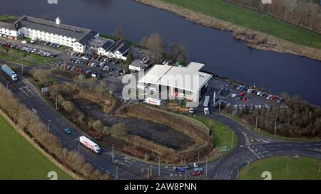 Veduta aerea di un distributore di benzina BP e del minimarket locale Nisa accanto All'hotel Tickled Trout sulla A59 a Samlesbury, Lancashire Foto Stock