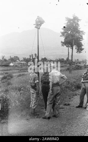 Ispezione Tour gene. Maj. Dürst Britt 3rd Brigata di fanteria a Garut [Tenente colonnello M.H.P.J. Paulissen e Colonnello H.MG.J. Lentz parla con un ufficiale] Data: 23 ottobre 1947 luogo: Indonesia Indie orientali olandesi Foto Stock