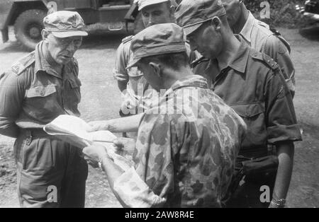 Ispezione Tour gene. Maj. Dürst Britt 3rd Brigata di fanteria a Garut [Tenente Generale Dürst Britt che guarda una carta con un soldato. Sinistra Tenente Colonnello M.h.p.j. Paulissen (comandante W-Brigade). Dietro Dürst Britt A Major] Data: 23 Ottobre 1947 Località: Indonesia Indie Orientali Olandesi Foto Stock