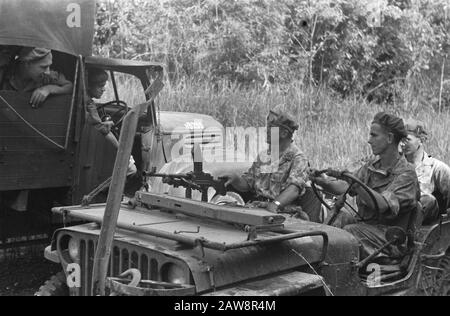 Visita della Missione Consolare degli Stati Uniti a Palembang Palembang: Comandante J. W. R. Brueren Tiger come i suoi uomini lo chiamano, parlando con i suoi uomini, che ha incontrato per caso sulla strada vicino Praoemoelih. Date: 17 Ottobre 1947 Location: Indonesia, Dutch East Indies, Palembang, Sumatra Foto Stock