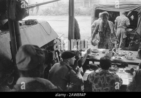 Ispezione Tour gene. Maj. Dürst Britt 3rd Brigata di fanteria a Garut [uomini di Squadron Vechtwagens KNIL durante una pausa per la cena] Data: 23 ottobre 1947 Ubicazione: Indonesia Indie Orientali olandesi Foto Stock